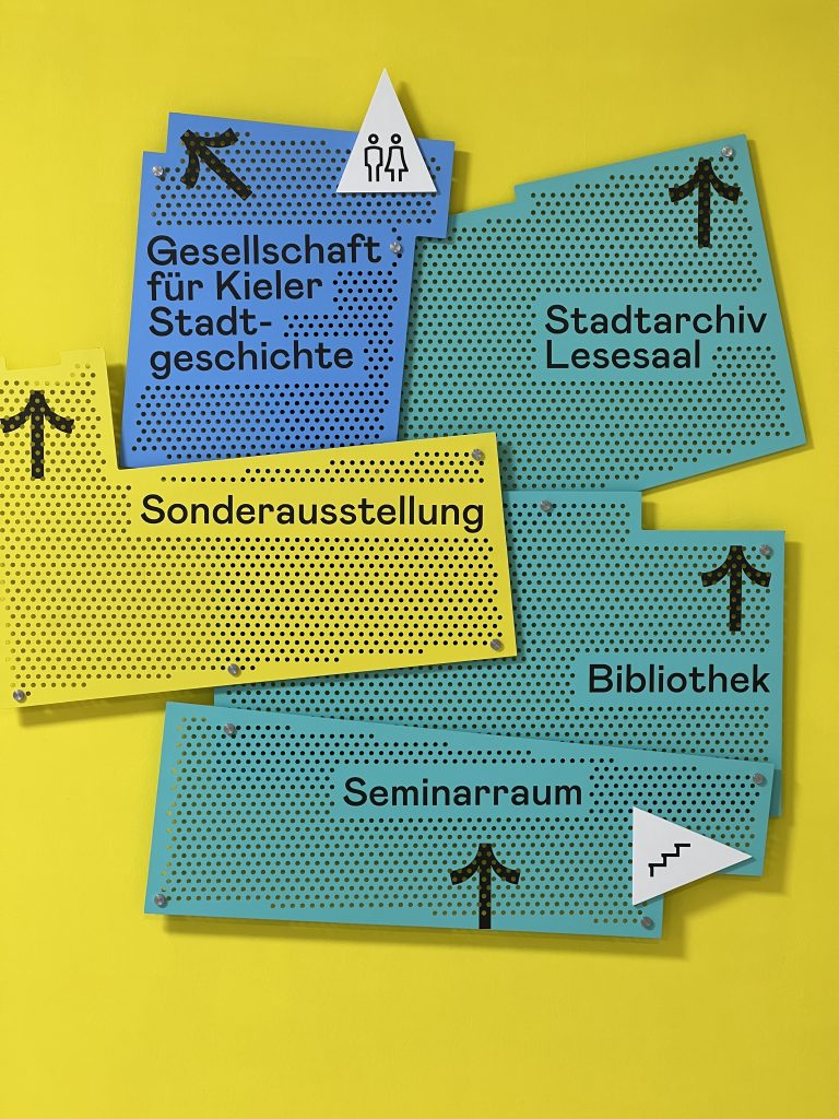 Geschichte Hoch Drei - Hinweisschild für Geschichtszentrum im Rathaus III