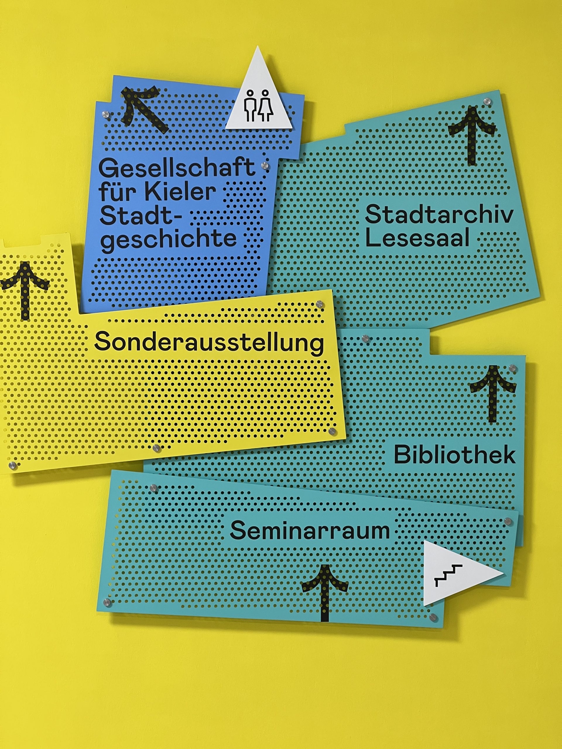 Geschichte Hoch Drei - Hinweisschild für Geschichtszentrum im Rathaus III